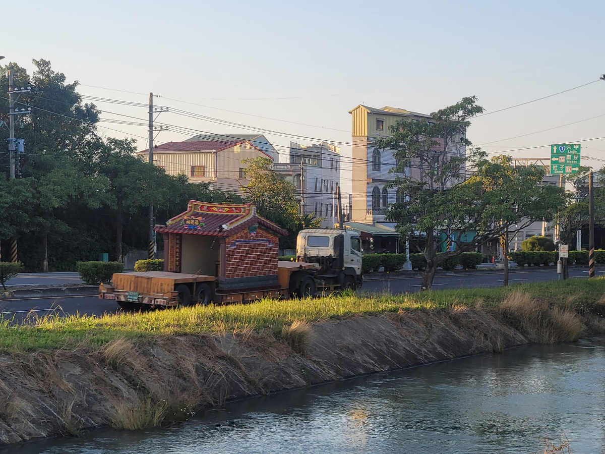 Cách ông địa chuyển nhà